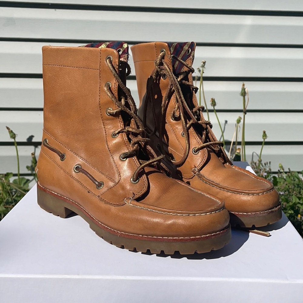 Women’s 6.5 Sperry Top-Sider Leather boot.
